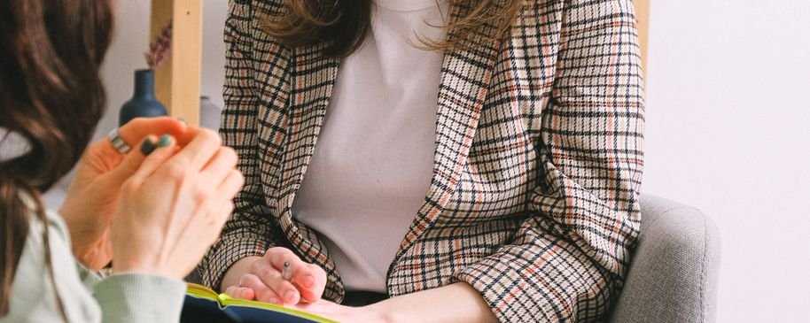 Persona adulta conversando con una profesional durante una consulta