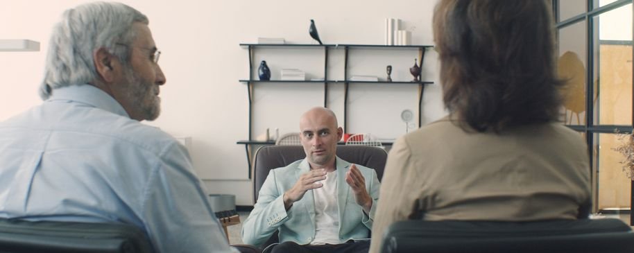 Personas mayores conversando con una profesional durante una consulta