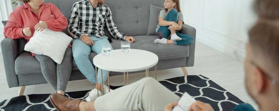 Familia conversando con una profesional durante una sesión de apoyo